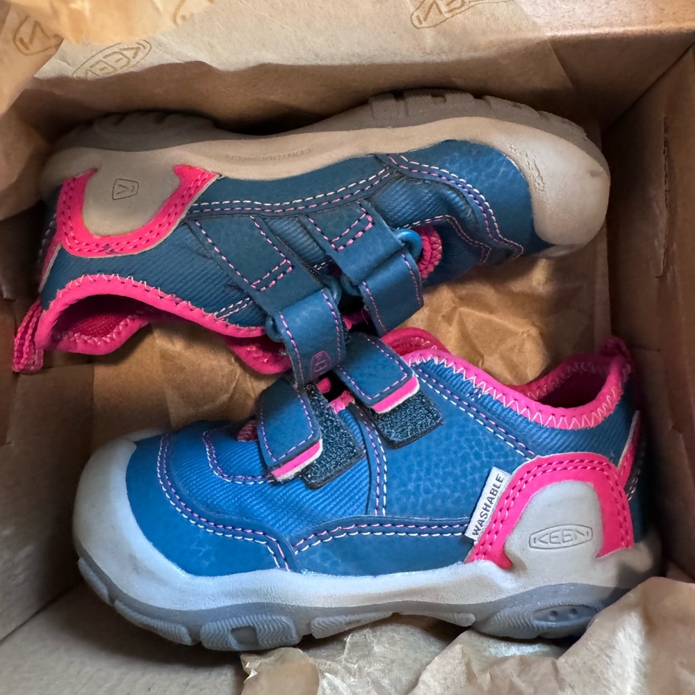 Keen Knotch Hollow (blue coral/pink peacock) Size 7